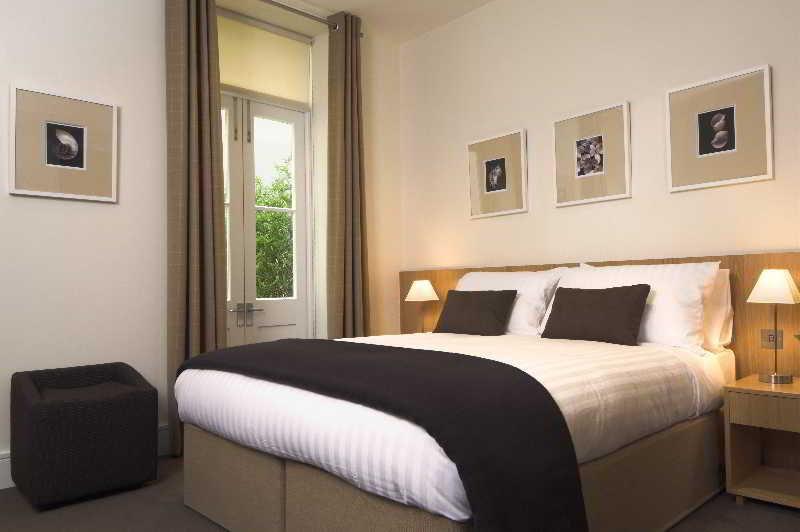 The Resident Kensington Hotel London Room photo